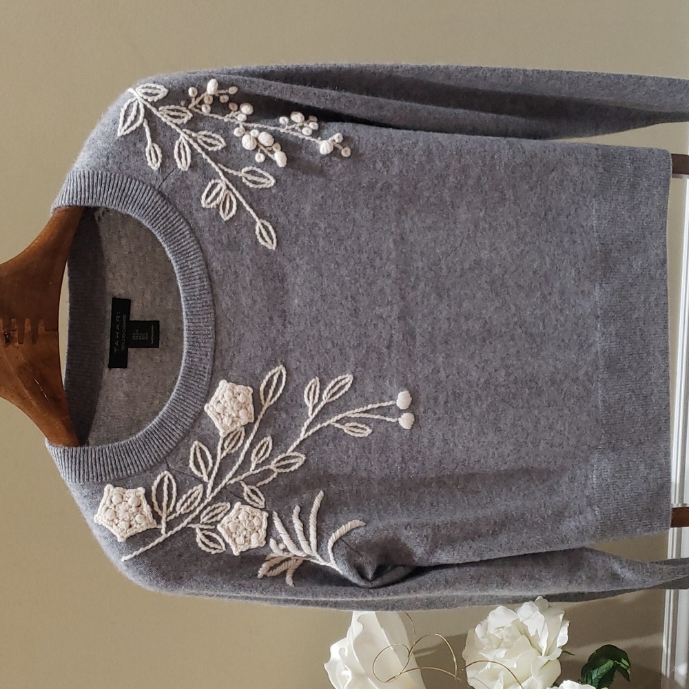 Nwt Large and xl  Tahari gray cashmere sweater with white flowers
